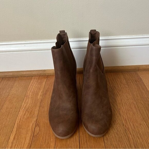 Madden Girl Brown Denver Chelsea Round Toe Heel Ankle Boots Booties Size 8.5 - Picture 2 of 8